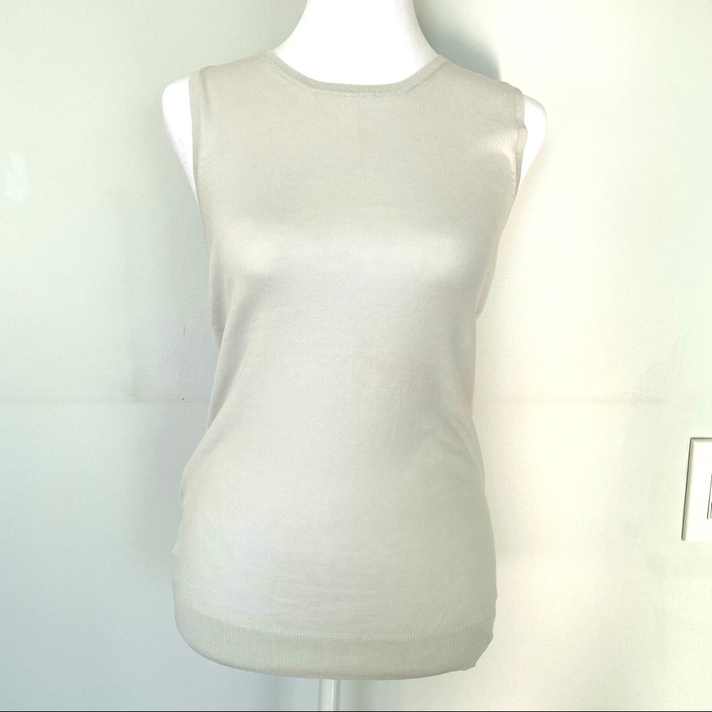Sleeveless sweater top